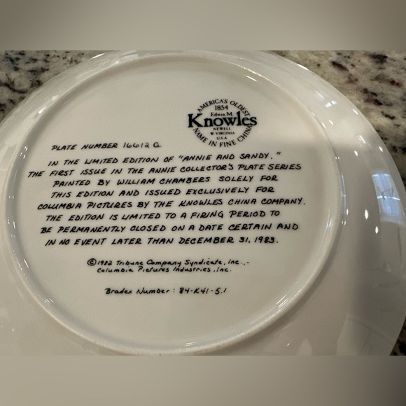 Vintage Edwin M. Knowles Collector Plate – “Annie and Sandy” (1983) - Picture 5 of 6